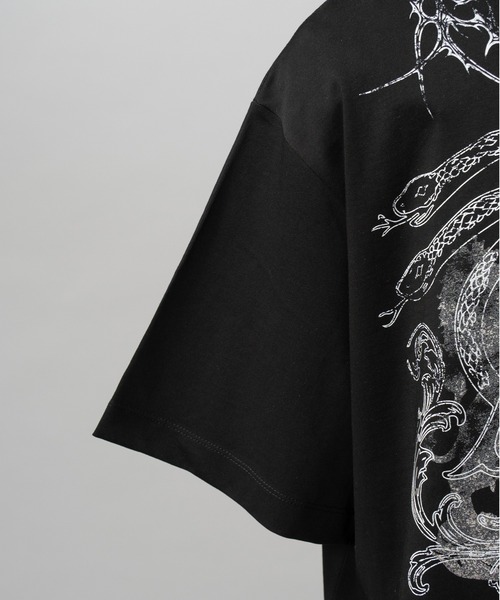 MAISON SPECIAL（メゾンスペシャル）の「《UNISEX》【Hypnose Association for MAISON SPECIAL】「SNAKE」Prime-Over Crew Neck Graphic T-Shirt/「スネーク」プライムオーバークルーネックグラフィックTシャツ【MAISON SPECIAL/メゾンスペシャル】（Tシャツ/カットソー・メンズ・ブラック・2/1/0）」の7枚目の写真