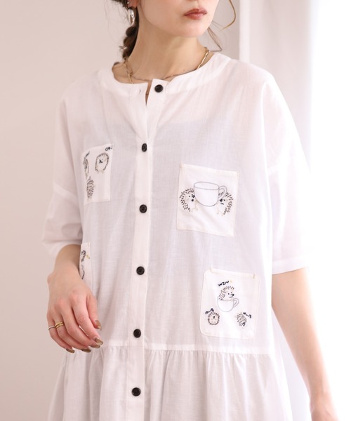 Emago(イマゴ)の「EMAGO カップ取り刺繍ワンピース 半袖(シャツワンピース・レディース・グリーン/ホワイト/スミクロ・FREE)」の1枚目の写真