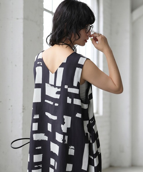 antiqua(アンティカ)の「アート柄 幾何学柄 マキシ丈 フレア ワンピース(ワンピース・レディース・ブラック・ONESIZE)」の10枚目の写真