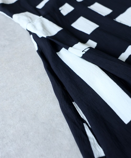 antiqua(アンティカ)の「アート柄 幾何学柄 マキシ丈 フレア ワンピース(ワンピース・レディース・ブラック・ONESIZE)」の3枚目の写真