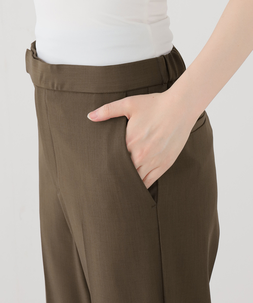 IENA(イエナ)の「《一部店舗限定/UVカット/防シワ》DRYストレッチ スリムフレアパンツ(スラックス・レディース・チャコールグレー/ブラウン・36/38)」の6枚目の写真