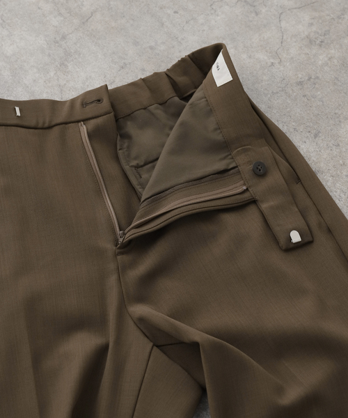 IENA(イエナ)の「《一部店舗限定/UVカット/防シワ》DRYストレッチ スリムフレアパンツ(スラックス・レディース・チャコールグレー/ブラウン・36/38)」の9枚目の写真