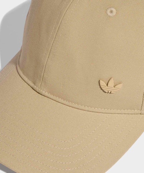 adidas（アディダス）の「トーナルメタルトレフォイル付きデイリーアイコンキャップ EV.IC DAD CAP / アディダスオリジナルス adidas Originals（キャップ・メンズ・ベージュ・X-LARGE/LARGE/MEDIUM）」の3枚目の写真