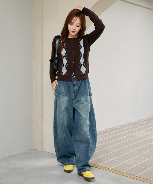 MARY QUANT(マリークワント)の「MARY QUANT × PUBLUX/マリークワント 別注 ワンポイント 刺繍 アーガイル ニット カーディガン 限定展開(カーディガン/ボレロ・レディース・ネイビー/ブラウン/グレー・フリ-)」の12枚目の写真