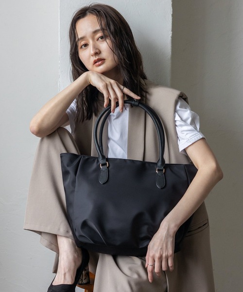 VitaFelice(ヴィータフェリーチェ)の「本革×高密度ナイロントートバッグ(トートバッグ・レディース・チャコールグレー/グレー/ブラック・FREE)」の4枚目の写真