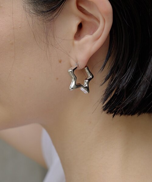 ear PAPILLONNER(イアパピヨネ)の「《WEB&一部店舗限定》スターフープピアス(ピアス(両耳用)・レディース・ゴールド/シルバー・FREE)」の1枚目の写真
