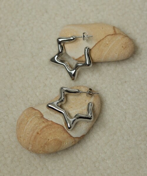 ear PAPILLONNER(イアパピヨネ)の「《WEB&一部店舗限定》スターフープピアス(ピアス(両耳用)・レディース・ゴールド/シルバー・FREE)」の3枚目の写真