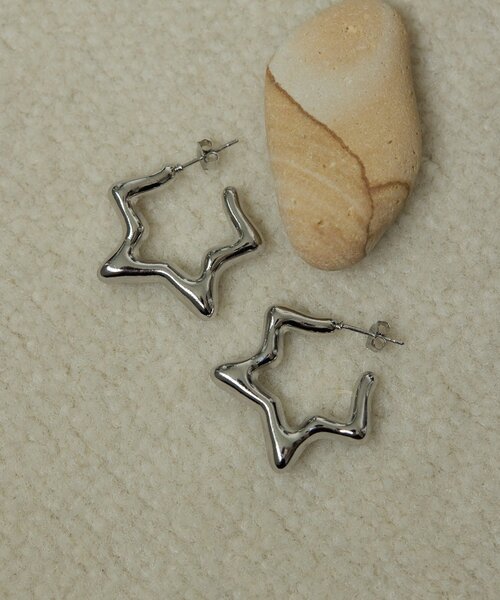 ear PAPILLONNER(イアパピヨネ)の「《WEB&一部店舗限定》スターフープピアス(ピアス(両耳用)・レディース・ゴールド/シルバー・FREE)」の4枚目の写真