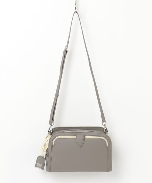 MAISON mou（メゾンムー）の「【NATURAL BEAUTY BAG & WALLET】リリアーナ ショルダーバッグ チャーム付き オンオフ対応（ショルダーバッグ・レディース・ベージュ/チャコールグレー・FREE）」の2枚目の写真