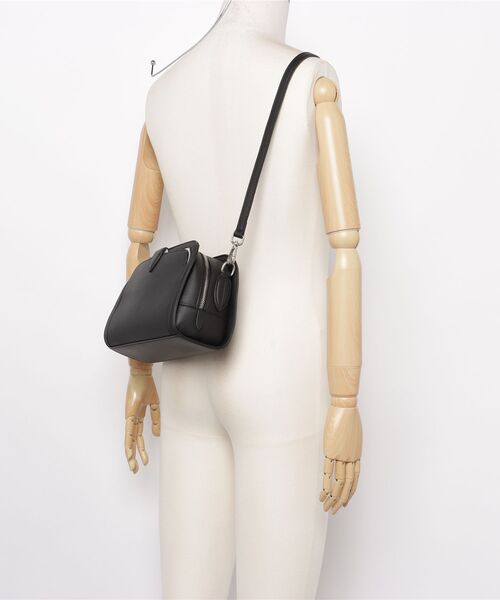 MAISON mou（メゾンムー）の「【NATURAL BEAUTY BAG & WALLET】リリアーナ ショルダーバッグ チャーム付き オンオフ対応（ショルダーバッグ・レディース・ベージュ/チャコールグレー・FREE）」の6枚目の写真