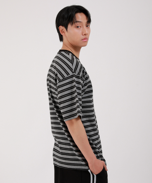 DEVELOVE（デヴローブ）の「ダブルストライプラウンド半袖Tシャツ_ブラック（Tシャツ/カットソー・メンズ・ブラック・MEDIUM/LARGE/X-LARGE/XX-LARGE）」の2枚目の写真
