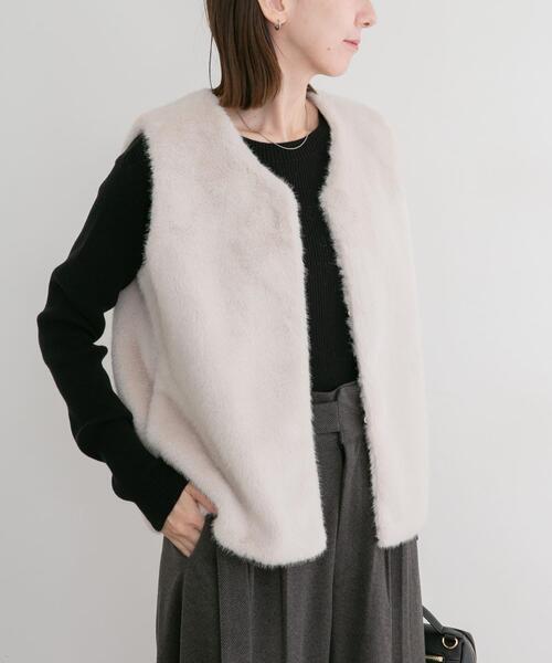 ITEMS URBANRESEARCH(アイテムズ アーバンリサーチ)の「ミンクタッチフェイクファージレ(ダウンベスト・レディース・アイボリー/ライトブラウン・FREE)」の2枚目の写真