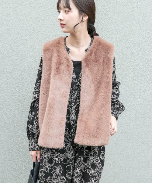 ITEMS URBANRESEARCH(アイテムズ アーバンリサーチ)の「ミンクタッチフェイクファージレ(ダウンベスト・レディース・アイボリー/ライトブラウン・FREE)」の1枚目の写真