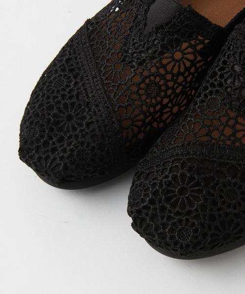 TOMS(トムス)の「トムス/OC TOMS フラワーレース スリッポン(スリッポン・レディース・オフホワイト/ブラック/シルバー・8/6/7)」の4枚目の写真