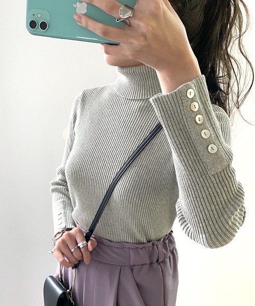 ふんわり触感。綿100%袖シェルボタン付きタートルネックリブニット