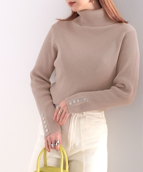 ふんわり触感。綿100%袖シェルボタン付きタートルネックリブニット