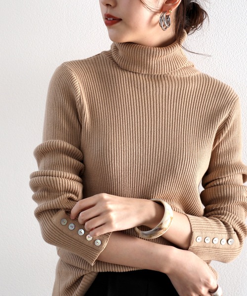 ふんわり触感。綿100%袖シェルボタン付きタートルネックリブニット