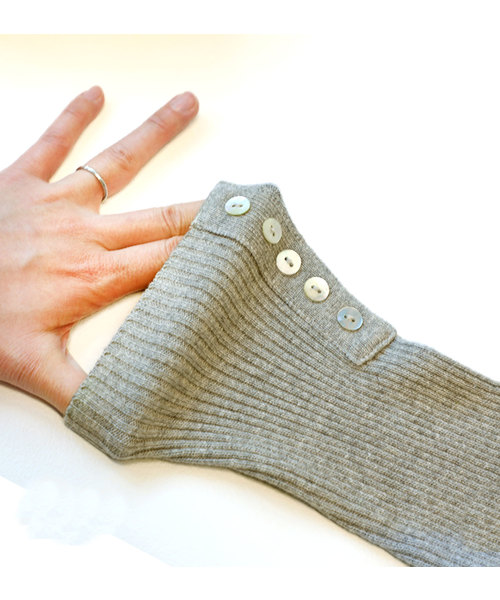 ふんわり触感。綿100%袖シェルボタン付きタートルネックリブニット