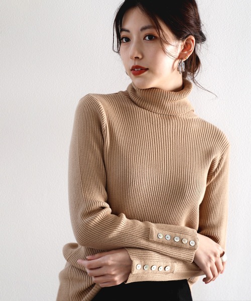 ふんわり触感。綿100%袖シェルボタン付きタートルネックリブニット