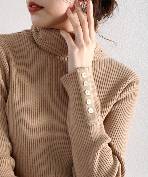 ふんわり触感。綿100%袖シェルボタン付きタートルネックリブニット