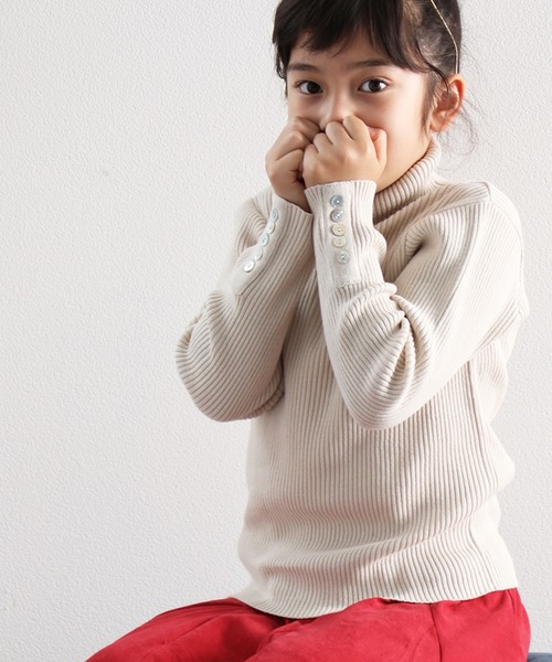 ふんわり触感。綿100%袖シェルボタン付きタートルネックリブニット