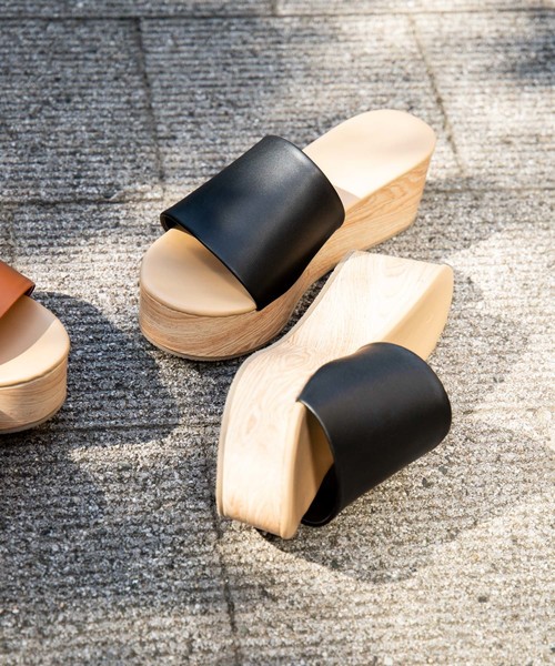 WEGO（ウィゴー）の「WEGO/ウッドソールサボサンダル（サンダル・レディース・キャメル/ブラック/その他1/その他2・MEDIUM/LARGE）」の2枚目の写真