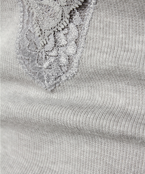 AZUL by moussy（アズールバイマウジー）の「50/-CVCテレコワイドレースキャミ（キャミソール・レディース・オフホワイト/トップグレー/ブラック・MEDIUM/SMALL）」の4枚目の写真