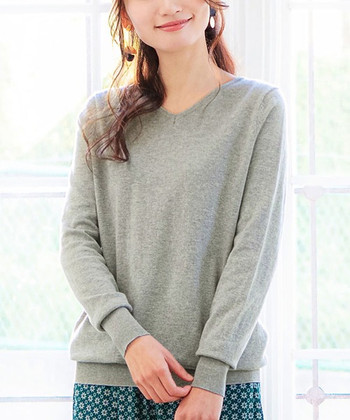 Viola e Viola(ヴィオラエヴィオラ)の「綿100%Vネックセーター(ニット/セーター・レディース・ライトグレー/ネイビー/カーキ/ボルドー/ホワイト×ブラック/グレー系その他/ブラック/レッド/モスグリーン/オフホワイト/マスタード/ブラック系その他/ブラウン系その他/チャコール/プラム/パープル/パープル系その他/ブルーグリーン/ブラウン系その他2/ブルー系その他・MEDIUM/X-LARGE/SMALL/LARGE/XXX-LARGE/XX-LARGE)」の6枚目の写真