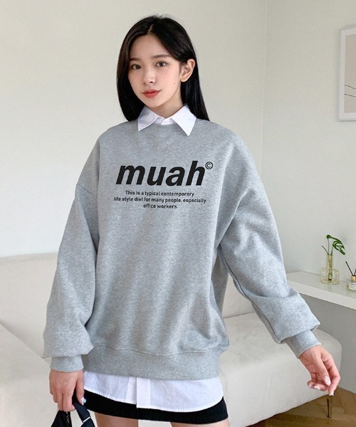 muahmuah(ムーアムーア)の「A'GEM/9 × .kom『muah muah/ムーアムーア』MUAH SIGNATURE GRAPHIC MTM/シグネチャー グラフィック MTM スウェットシャツ トレーナー(スウェット・レディース・ライトグレー/グレー/インディゴブルー/ブラック/アイボリー/ベージュ/カーキ・FREE)」の5枚目の写真