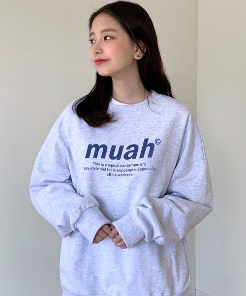 muahmuah(ムーアムーア)の「A'GEM/9 × .kom『muah muah/ムーアムーア』MUAH SIGNATURE GRAPHIC MTM/シグネチャー グラフィック MTM スウェットシャツ トレーナー(スウェット・レディース・ライトグレー/グレー/インディゴブルー/ブラック/アイボリー/ベージュ/カーキ・FREE)」の4枚目の写真