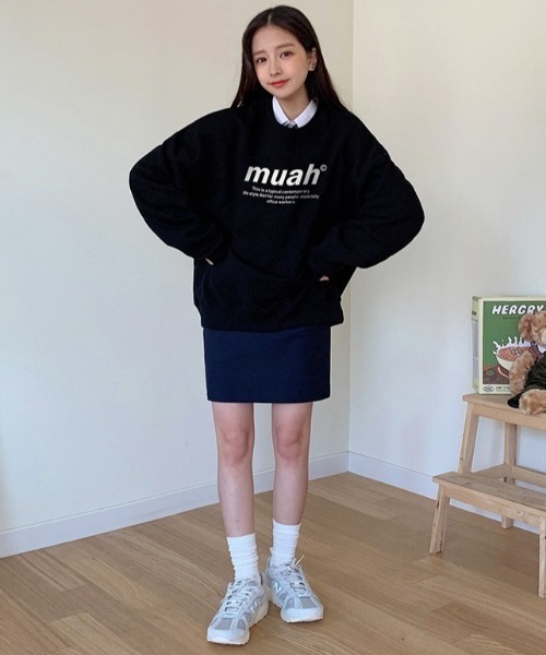 muahmuah(ムーアムーア)の「A'GEM/9 × .kom『muah muah/ムーアムーア』MUAH SIGNATURE GRAPHIC MTM/シグネチャー グラフィック MTM スウェットシャツ トレーナー(スウェット・レディース・ライトグレー/グレー/インディゴブルー/ブラック/アイボリー/ベージュ/カーキ・FREE)」の13枚目の写真