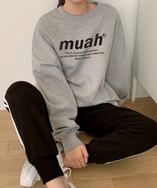 muahmuah(ムーアムーア)の「A'GEM/9 × .kom『muah muah/ムーアムーア』MUAH SIGNATURE GRAPHIC MTM/シグネチャー グラフィック MTM スウェットシャツ トレーナー(スウェット・レディース・ライトグレー/グレー/インディゴブルー/ブラック/アイボリー/ベージュ/カーキ・FREE)」の21枚目の写真