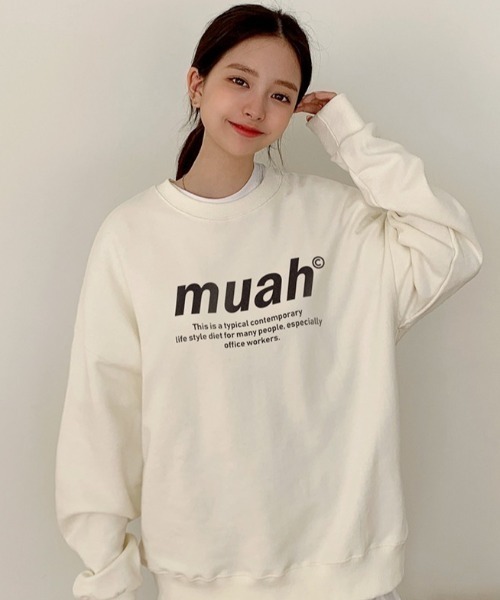 muahmuah(ムーアムーア)の「A'GEM/9 × .kom『muah muah/ムーアムーア』MUAH SIGNATURE GRAPHIC MTM/シグネチャー グラフィック MTM スウェットシャツ トレーナー(スウェット・レディース・ライトグレー/グレー/インディゴブルー/ブラック/アイボリー/ベージュ/カーキ・FREE)」の8枚目の写真