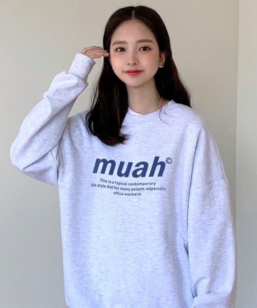 muahmuah(ムーアムーア)の「A'GEM/9 × .kom『muah muah/ムーアムーア』MUAH SIGNATURE GRAPHIC MTM/シグネチャー グラフィック MTM スウェットシャツ トレーナー(スウェット・レディース・ライトグレー/グレー/インディゴブルー/ブラック/アイボリー/ベージュ/カーキ・FREE)」の17枚目の写真