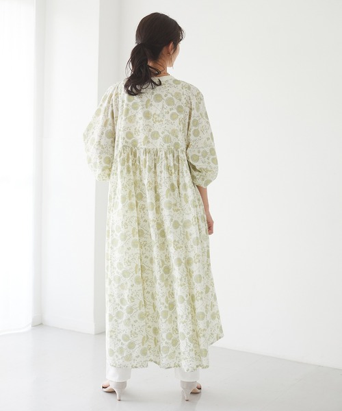 CRAFT STANDARD BOUTIQUE(クラフトスタンダードブティック)の「タンポポ柄ギャザーワンピース *◇(ワンピース・レディース・アイボリー/チャコールグレー・FREE)」の3枚目の写真