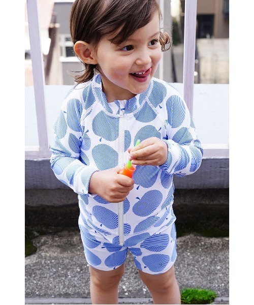 quoti use fith（クゥオティ　ユース　フィス）の「リンゴ柄 ボーイズセミロング（水着・キッズ・ブルー/ブラック・80/110/100/120/130/90）」の6枚目の写真