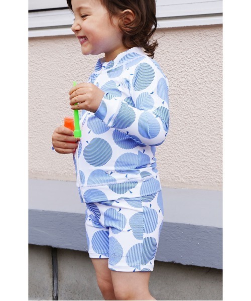 quoti use fith（クゥオティ　ユース　フィス）の「リンゴ柄 ボーイズセミロング（水着・キッズ・ブルー/ブラック・80/110/100/120/130/90）」の7枚目の写真