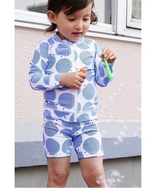 quoti use fith（クゥオティ　ユース　フィス）の「リンゴ柄 ボーイズセミロング（水着・キッズ・ブルー/ブラック・80/110/100/120/130/90）」の8枚目の写真