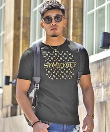 SOMEDIFF（サムディフ）の「【SOMEDIFF】オリジナル/メタリック総柄ロゴ半袖Tシャツ（Tシャツ/カットソー・メンズ）」