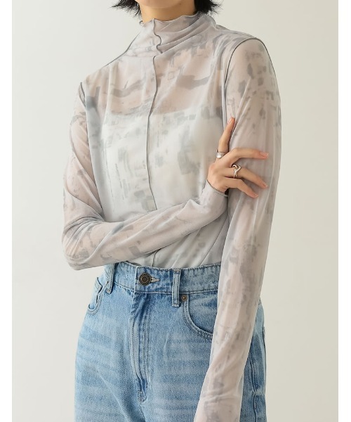 Re:EDIT（リエディ）の「[2023S/S COLLECTION]ニュアンス柄アウトーシームシアープリントトップス（その他トップス・レディース・ベージュ/グレー・MEDIUM）」の4枚目の写真