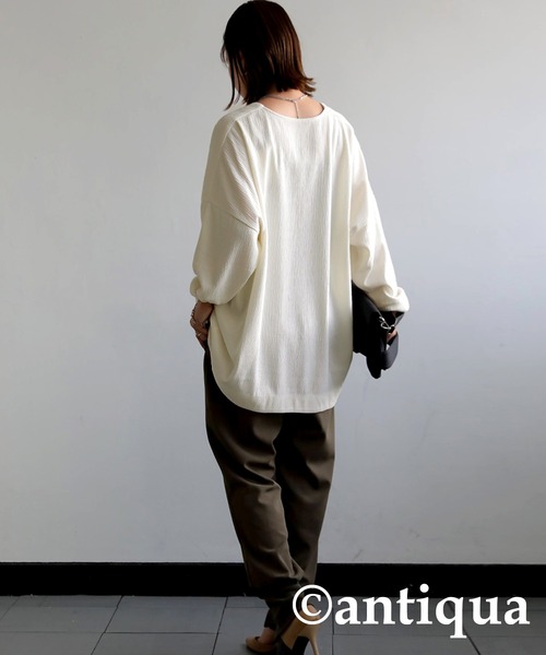 antiqua(アンティカ)の「Vネックトップス(Tシャツ/カットソー・レディース・ホワイト/ブラック/ブルー・FREE)」の6枚目の写真