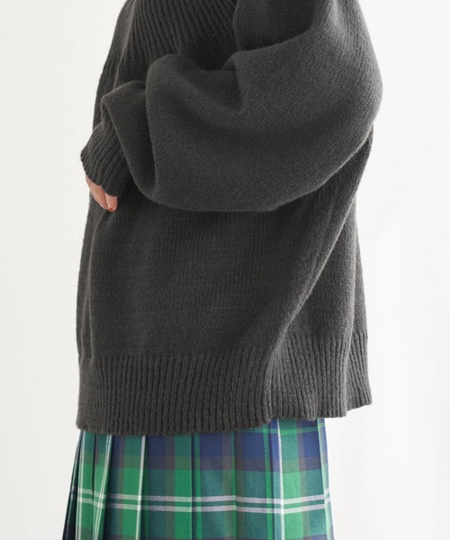 Chaco closet(チャコ クローゼット)の「求心ケーブル編みハイネックニットプルオーバー(ニット/セーター・レディース・チャコール/パープル/グリーン/レッド/アイボリー・FREE)」の11枚目の写真