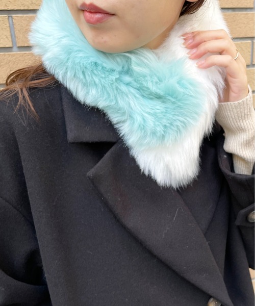 StyleSea(スタイルシー)の「バイカラーフェイクファーティペット(マフラー・レディース・グリーン系その他/ブルー系その他/グレー系その他/ホワイト×ブルー・FREE)」の2枚目の写真