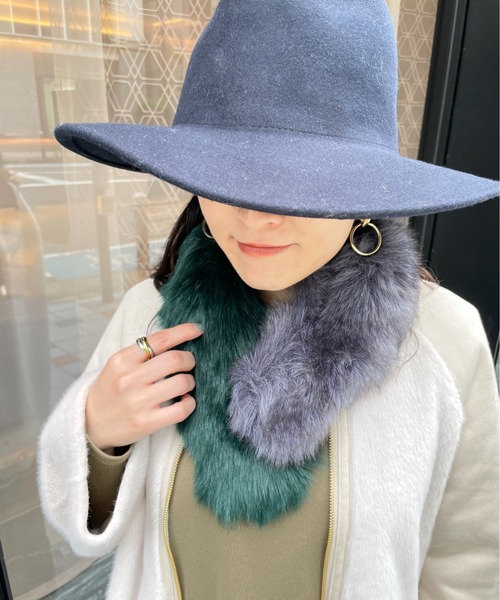 StyleSea(スタイルシー)の「バイカラーフェイクファーティペット(マフラー・レディース・グリーン系その他/ブルー系その他/グレー系その他/ホワイト×ブルー・FREE)」の4枚目の写真