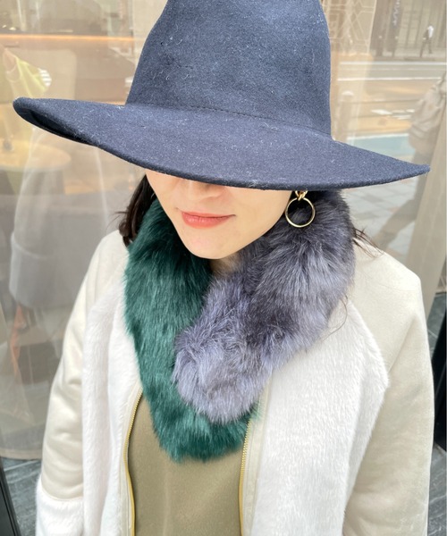 StyleSea(スタイルシー)の「バイカラーフェイクファーティペット(マフラー・レディース・グリーン系その他/ブルー系その他/グレー系その他/ホワイト×ブルー・FREE)」の9枚目の写真