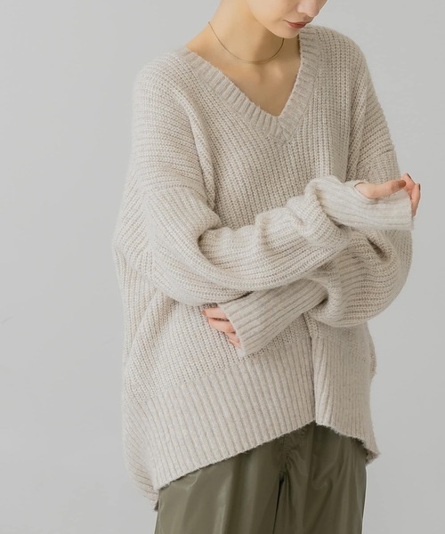 KBF（ケイビーエフ）の「『WEB/一部店舗限定』フィンガーホールVネック