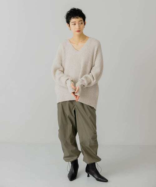 KBF(ケイビーエフ)の「『WEB/一部店舗限定』フィンガーホールVネックニット(ニット/セーター・レディース・オートミール/ブルー/チャコールグレー・ONE)」の6枚目の写真