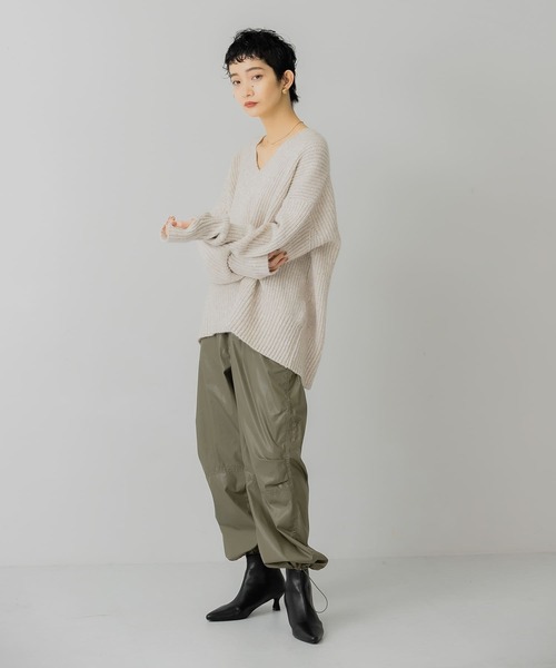 KBF(ケイビーエフ)の「『WEB/一部店舗限定』フィンガーホールVネックニット(ニット/セーター・レディース・オートミール/ブルー/チャコールグレー・ONE)」の7枚目の写真