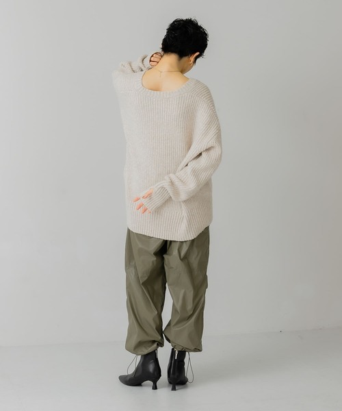 KBF(ケイビーエフ)の「『WEB/一部店舗限定』フィンガーホールVネックニット(ニット/セーター・レディース・オートミール/ブルー/チャコールグレー・ONE)」の8枚目の写真