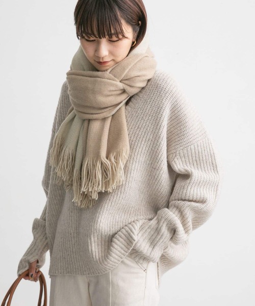 KBF(ケイビーエフ)の「『WEB/一部店舗限定』フィンガーホールVネックニット(ニット/セーター・レディース・オートミール/ブルー/チャコールグレー・ONE)」の9枚目の写真